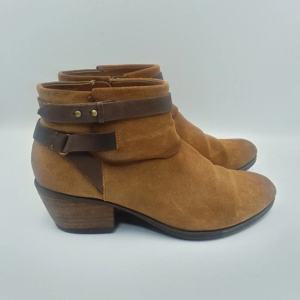 Clarks Ankle Boots Suede Leather Strap Accent Heel Booties‎ Size 7.5